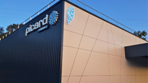 Chantier terminé pour un magasin Picard à L’Arbresle – façade en panneaux hpl Trespa A05.1.0 usinés par nos soins
